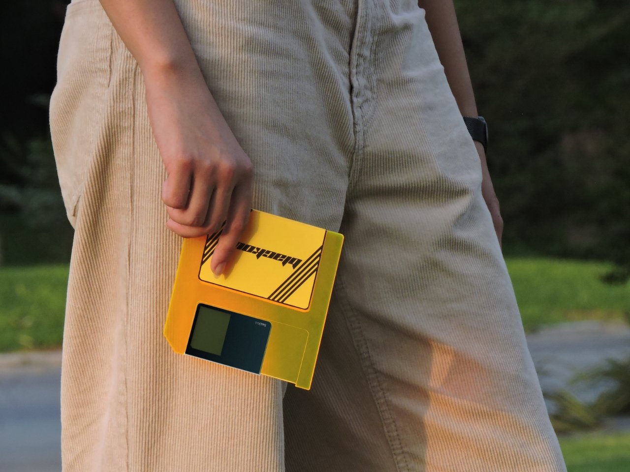 1756377677 590 Decouvrez le Concept de Carte SD Inspire du Disque Floppy - plare.