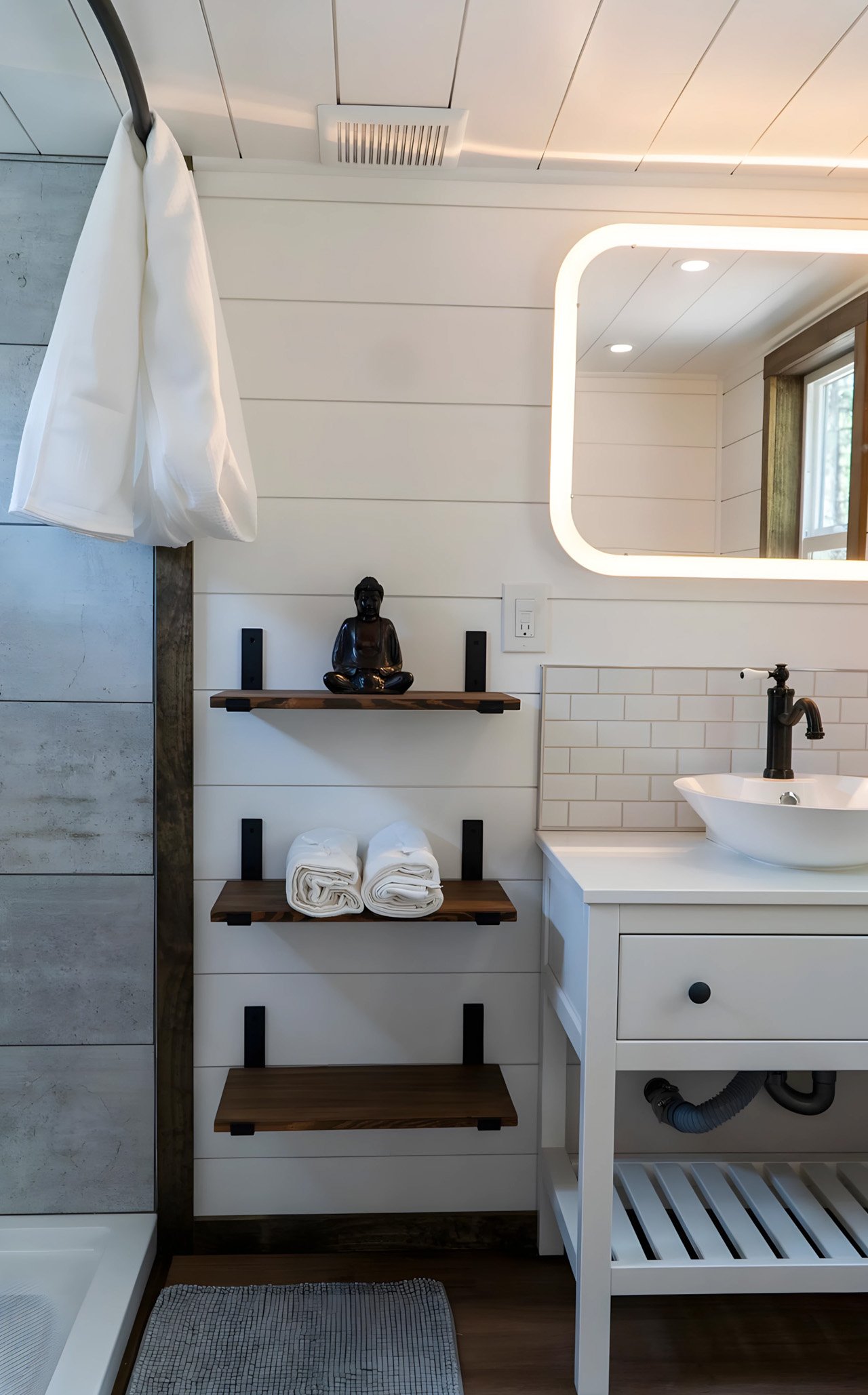 1756425961 329 Decouvrez Comment Cette Tiny House Eclatante Transforme 30 Pieds en - plare.