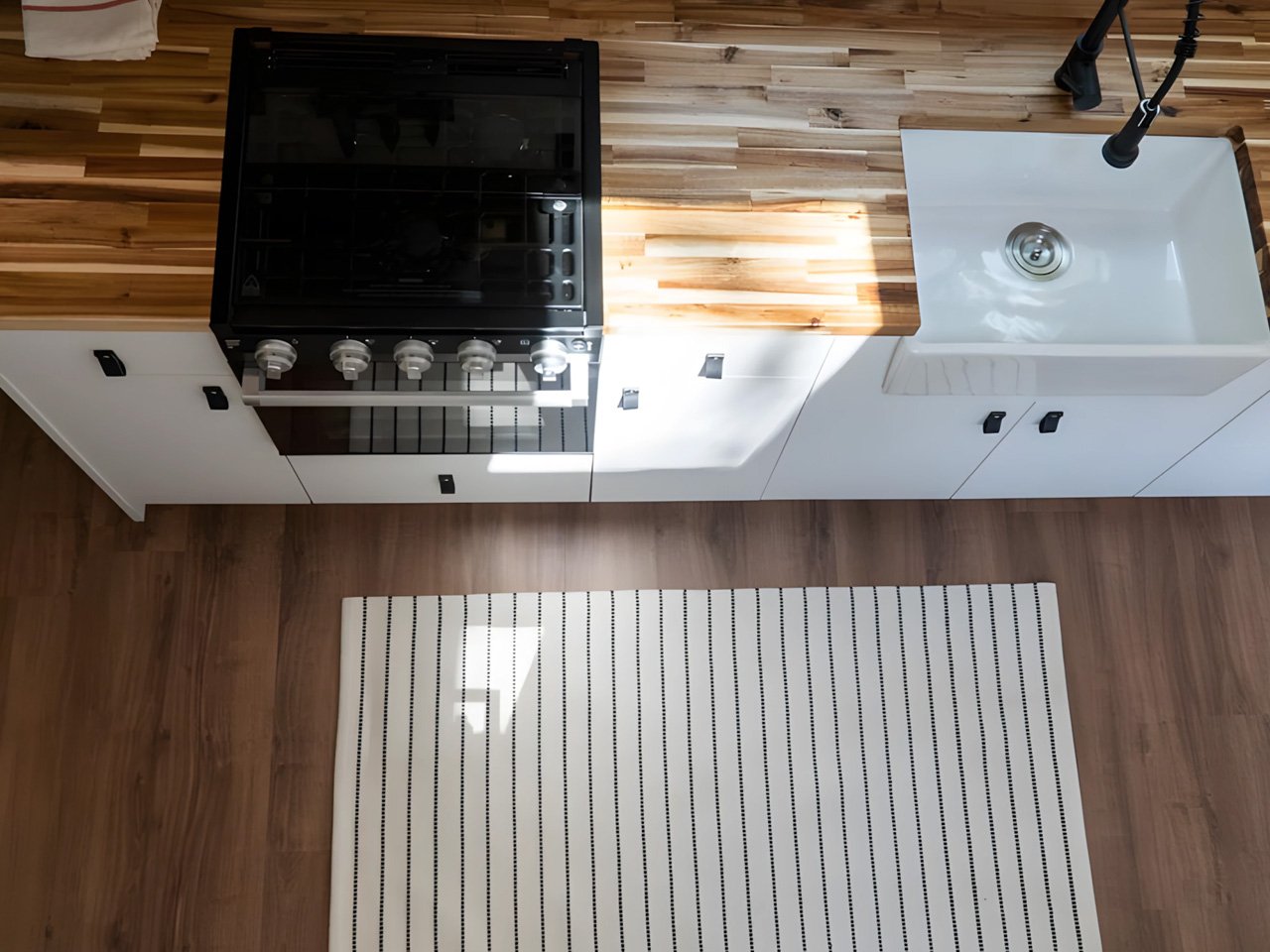 1756425961 960 Decouvrez Comment Cette Tiny House Eclatante Transforme 30 Pieds en - plare.
