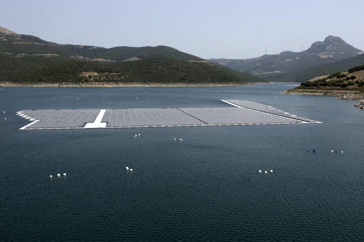 Énergie solaire flottante dans un réservoir