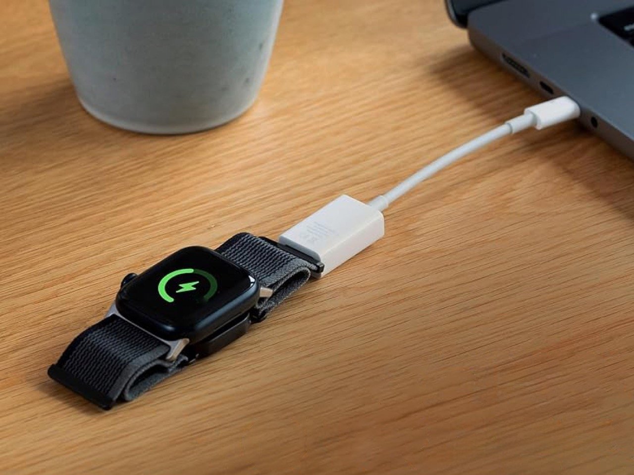 1756674247 238 Decouvrez le Bracelet Apple Watch Revolutionnaire avec Chargeur Sans Fil - plare.