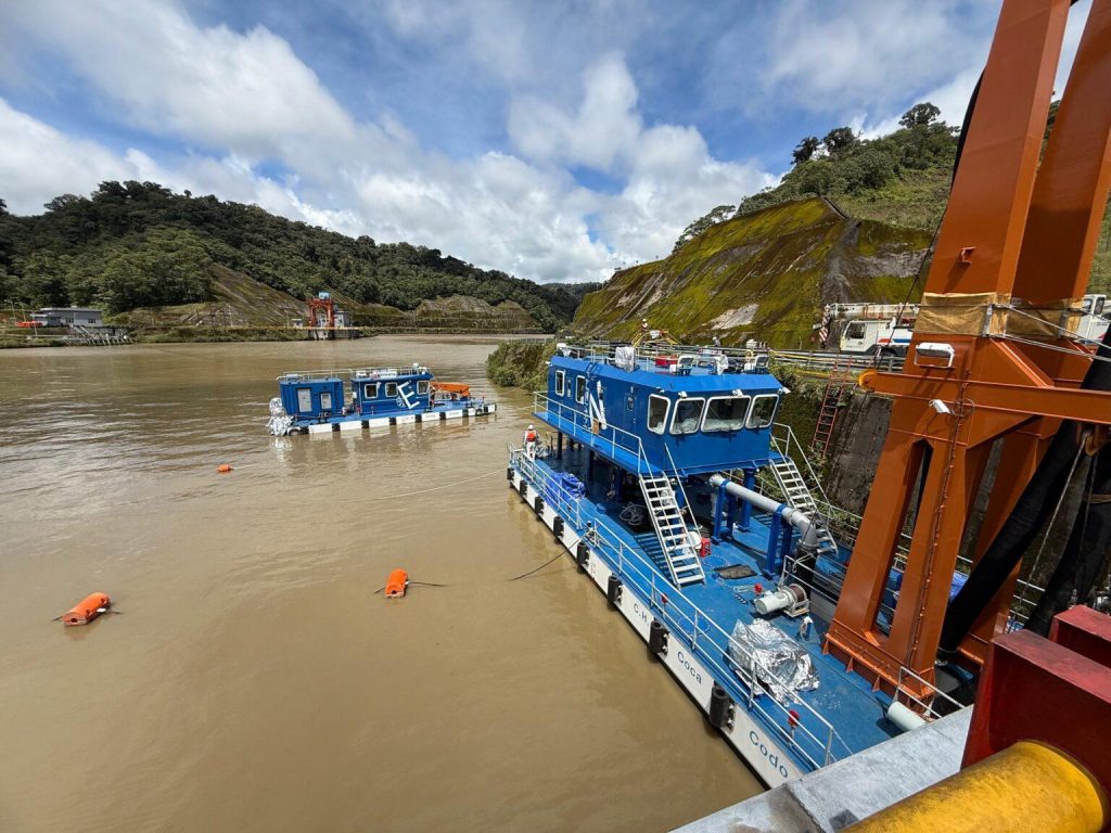 Coca Codo Sinclair optimise sa production avec le dragage du réservoir : une avancée stratégique pour l’énergie renouvelable.