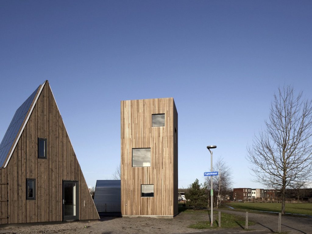 Comment Cette Maison Étroite Révolutionne la Vie sur un Petit Terrain !