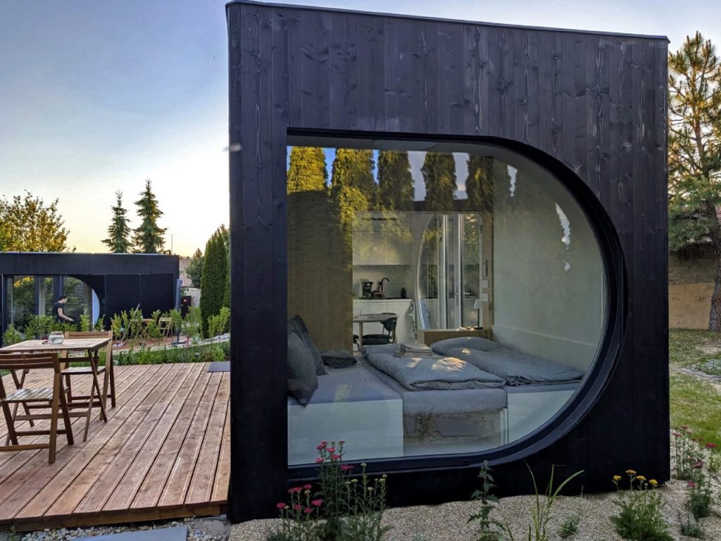 Découvrez Comment Ce Tiny Home Modular Off-Grid à 55 000 € Réinvente la Vie Durable avec Énergie Solaire et Design Extensible !