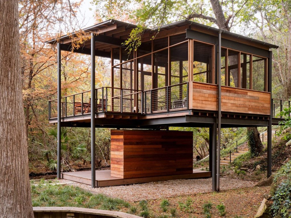 Découvrez ce Pavillon Époustouflant Qui Surplombe un Ruisseau : Une Évasion Parfaite Pour L’Observation des Oiseaux et des Vues sur l’Eau !