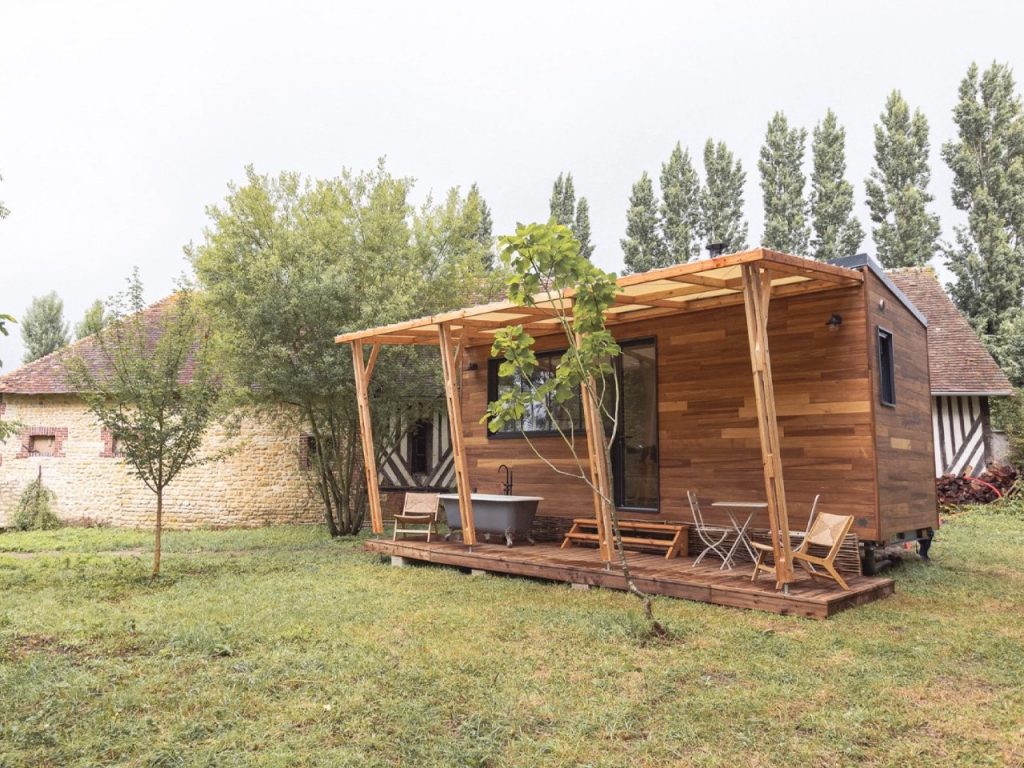 Découvrez ce Tiny Home Innovant : Profitez d’un Bain En Plein Air au Cœur de la Campagne Française !