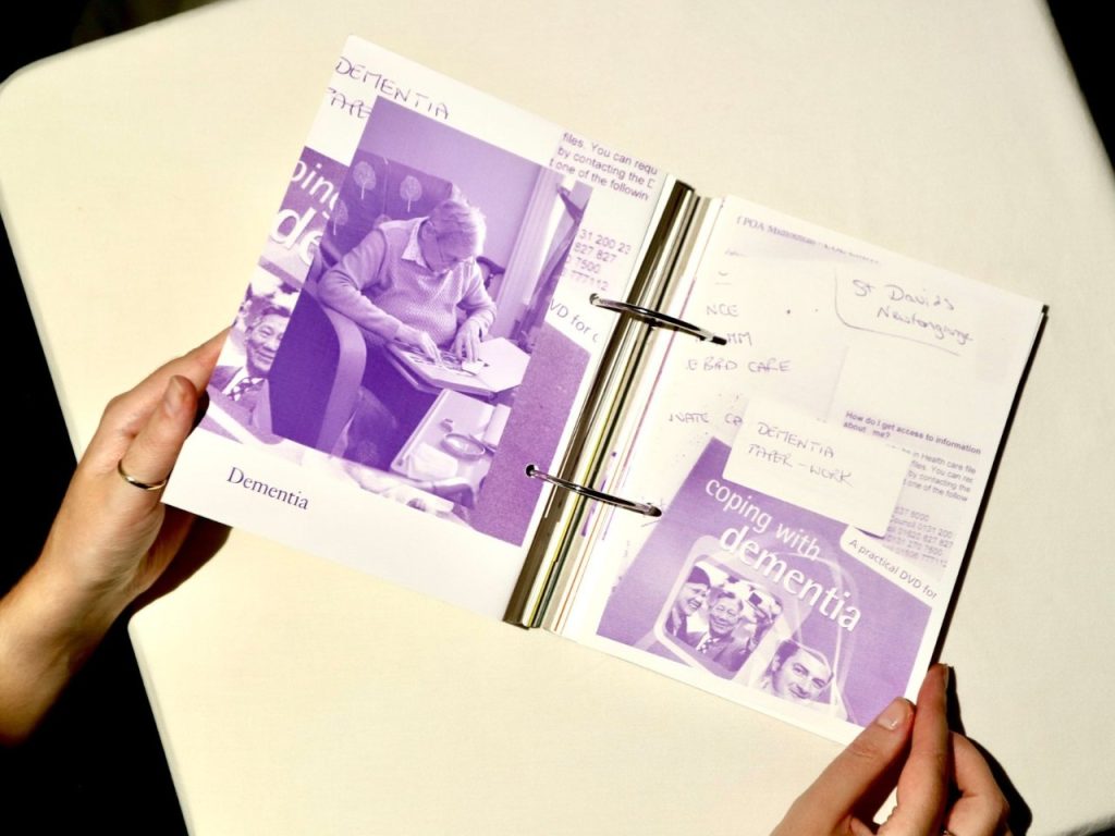 Découvrez comment un livre révolutionnaire utilise de l’encre invisible pour éclairer la réalité de la démence !