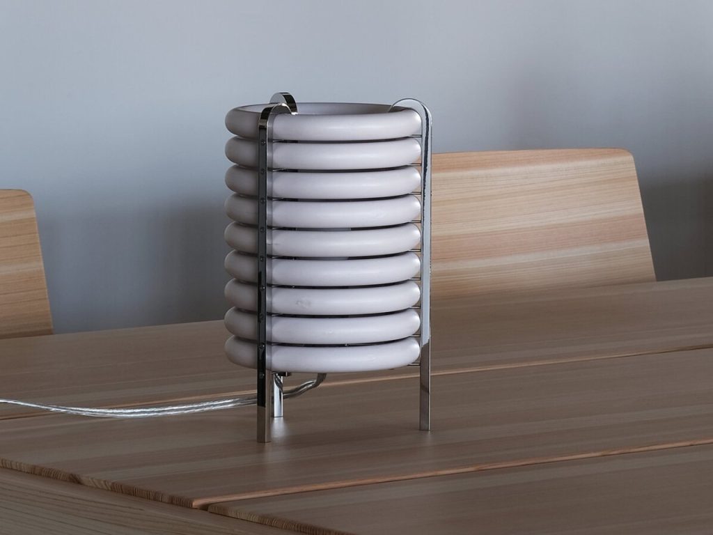 Découvrez la WA Table Lamp : Une Élégance Écologique à Partir de Poignées de Trains Tokyoïtes !