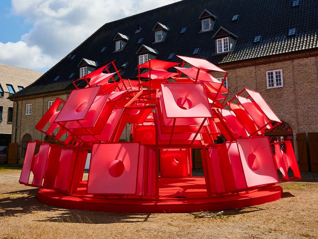 Découvrez le Pavillon Textile Rouge Immersif qui Réinvente la Lanterne Iconique de Panton au Festival du Design de Copenhague