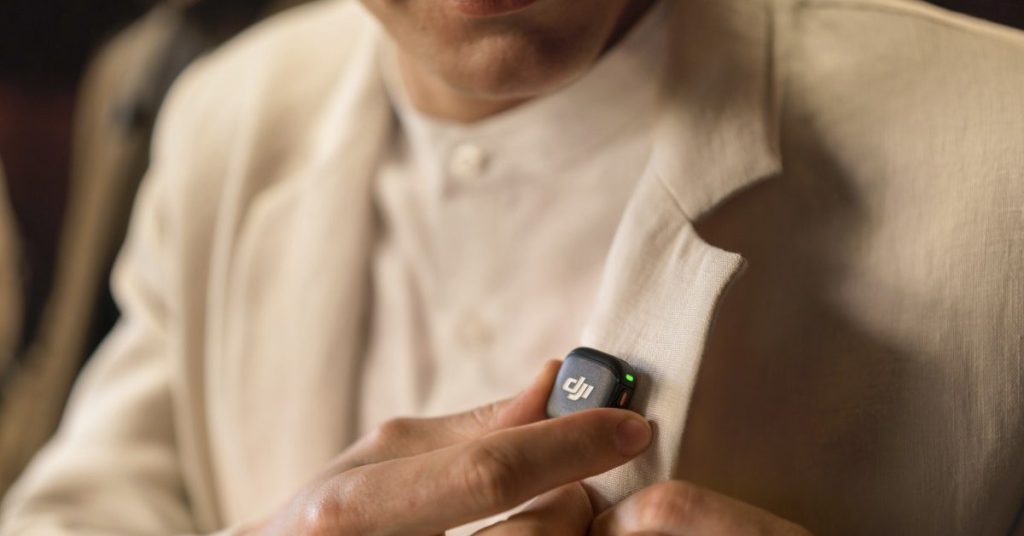 Le DJI Mic 3 est désormais disponible aux États-Unis, avec un prix de départ de 99 $ (environ 84,15 €). Ce microphone sans fil ultra-léger promet d’améliorer la qualité sonore de vos vidéos. (frandroid.com) Le DJI Mic 3 est désormais disponible aux États-Unis, avec un prix de départ de 99 $ (environ 84,15 €). Ce microphone sans fil ultra-léger promet d'améliorer la qualité sonore de vos vidéos. (frandroid.com)