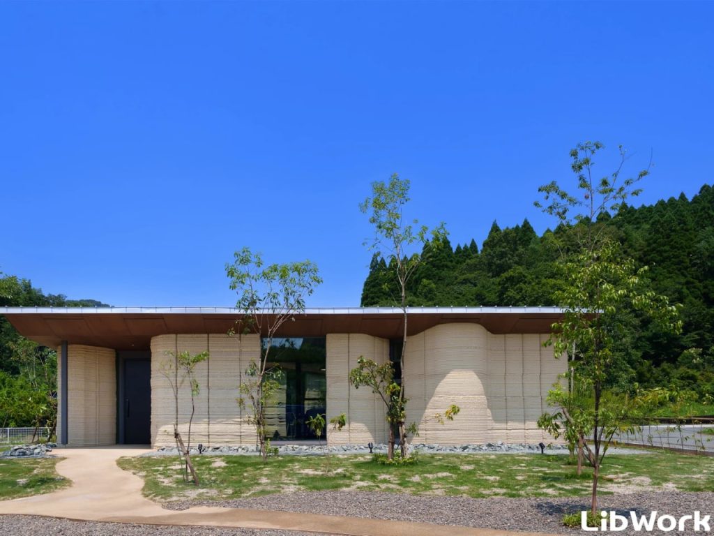 Découvrez comment l’innovation japonaise révolutionne l’architecture durable avec une maison 3D imprimée en terre !