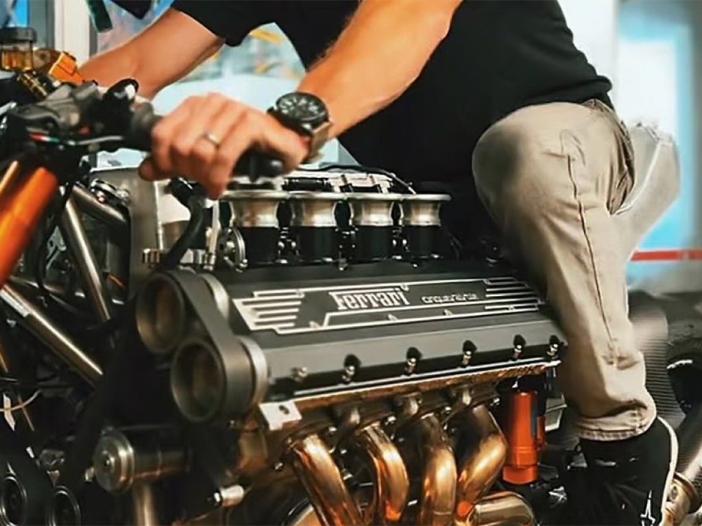 Peut-on vraiment mettre un moteur de voiture dans une moto ? Découvrez cette superbike équipée d’un V8 Ferrari de 3,5 litres !
