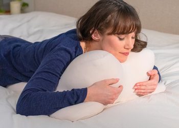 Découvrez le Coussin Révolutionnaire Spécialement Conçu pour Éliminer les Douleurs des Dormeurs sur le Ventre!