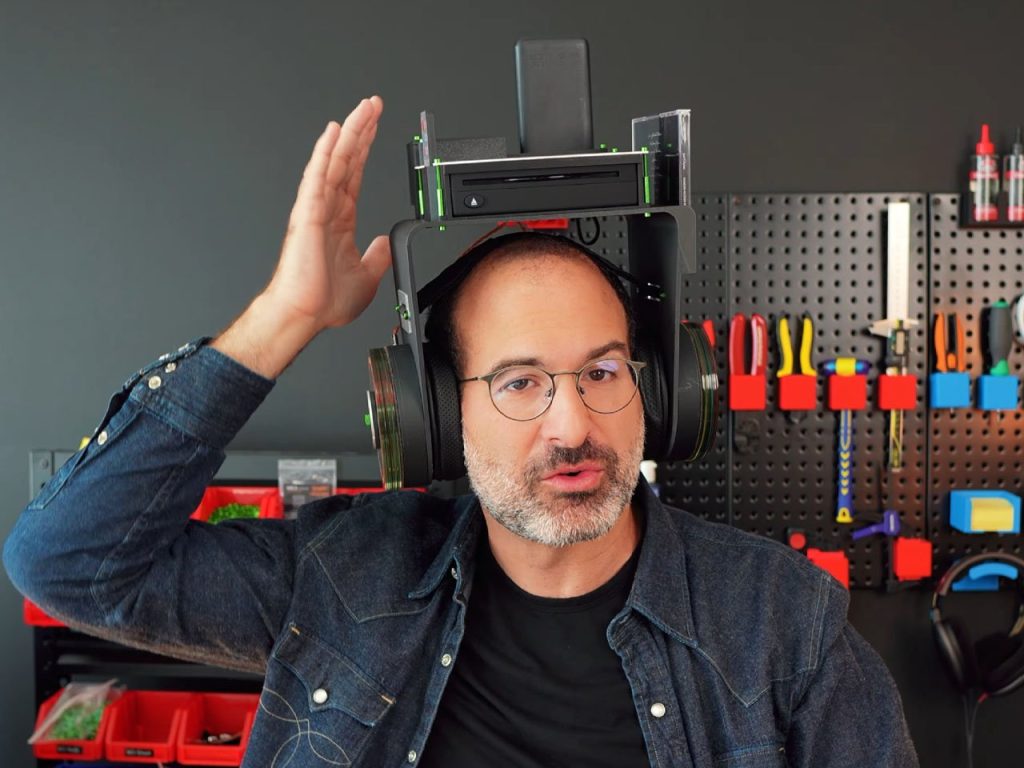 Découvrez les écouteurs absurdes avec CD player intégré, télécommande et support pour vos disques !