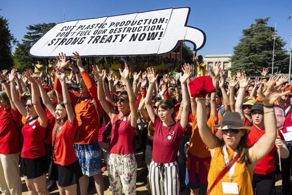 Traité mondial pour freiner la pollution plastique : enjeux et négociations clés pour un avenir durable