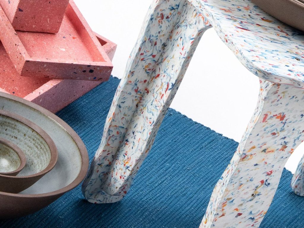 Voici un titre légèrement putaclic optimisé pour le SEO :
« Révolution Écologique : Des Déchets Hôteliers Transformés en Mobilier Tendance et Durable à Bali ! »