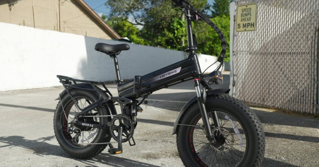 Le prix de 1 199 $ correspond à environ 1 107 € en utilisant un taux de change de 1 $ = 0,925 € (wise.com).
Voici un titre SEO optimisé :
"Test du Heybike Mars 3.0 : un vélo électrique tout-suspendu à 30 mph pour seulement 1 107 €"