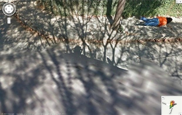 Un homme pensait être tranquille dans son jardin : Google le surprend nu sur Street View et en subit les conséquences - plare. découvrez l'incroyable histoire d'un homme surpris nu sur street view : une situation inattendue révélée par google maps, qui a rapidement fait le tour des internet. plongez dans ce récit captivant mêlant humour et étonnement.