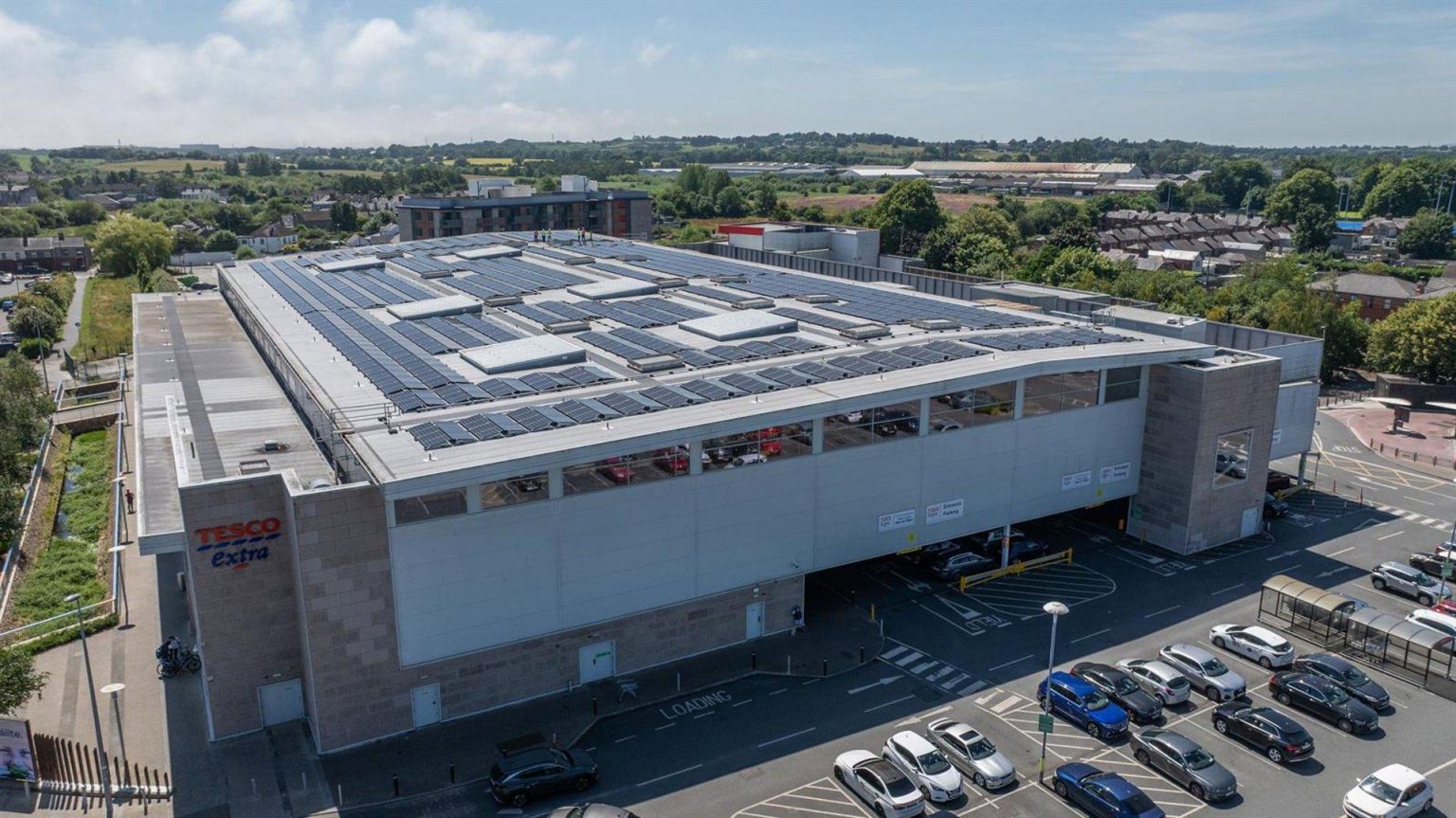 Tesco déploie des panneaux solaires de 5 MW dans 12 magasins en irlande pour une énergie durable