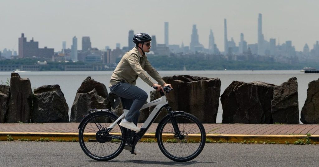 La Priority Skyline e-bike est équipée d’un système de transmission automatique à 12 vitesses Pinion, offrant une expérience de conduite fluide et sans effort. Son design élégant et ses caractéristiques avancées en font un choix idéal pour les cyclistes exigeants. Disponible au prix de 2 550 €, elle combine performance et style pour une mobilité urbaine optimale.