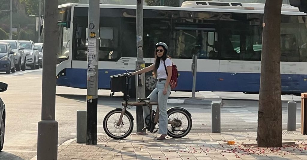 Mon épouse a reçu un vélo électrique plus rapide que les voitures : voici les raisons d’un choix judicieux