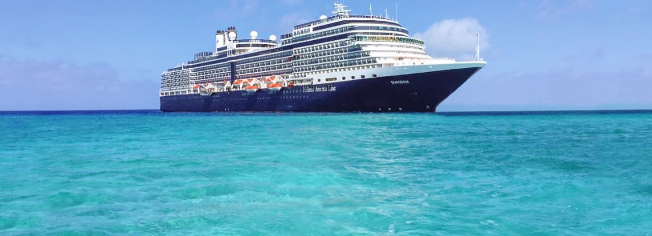 Crucero de Holland America Line en puerto