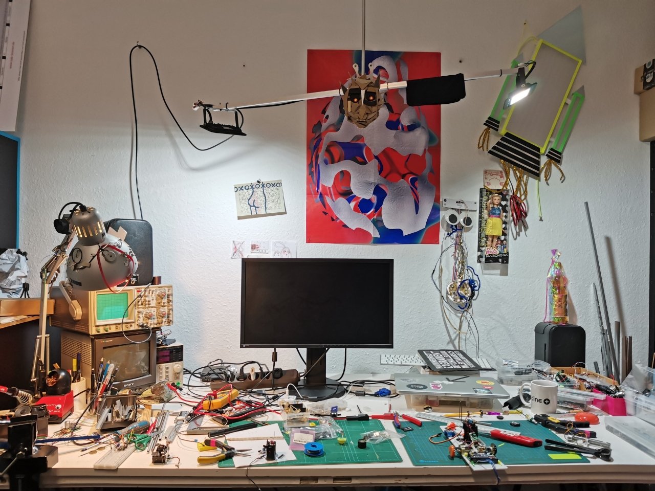 1757342539 701 Comment de petits robots revolutionnent lart dans une usine robotisee - plare.