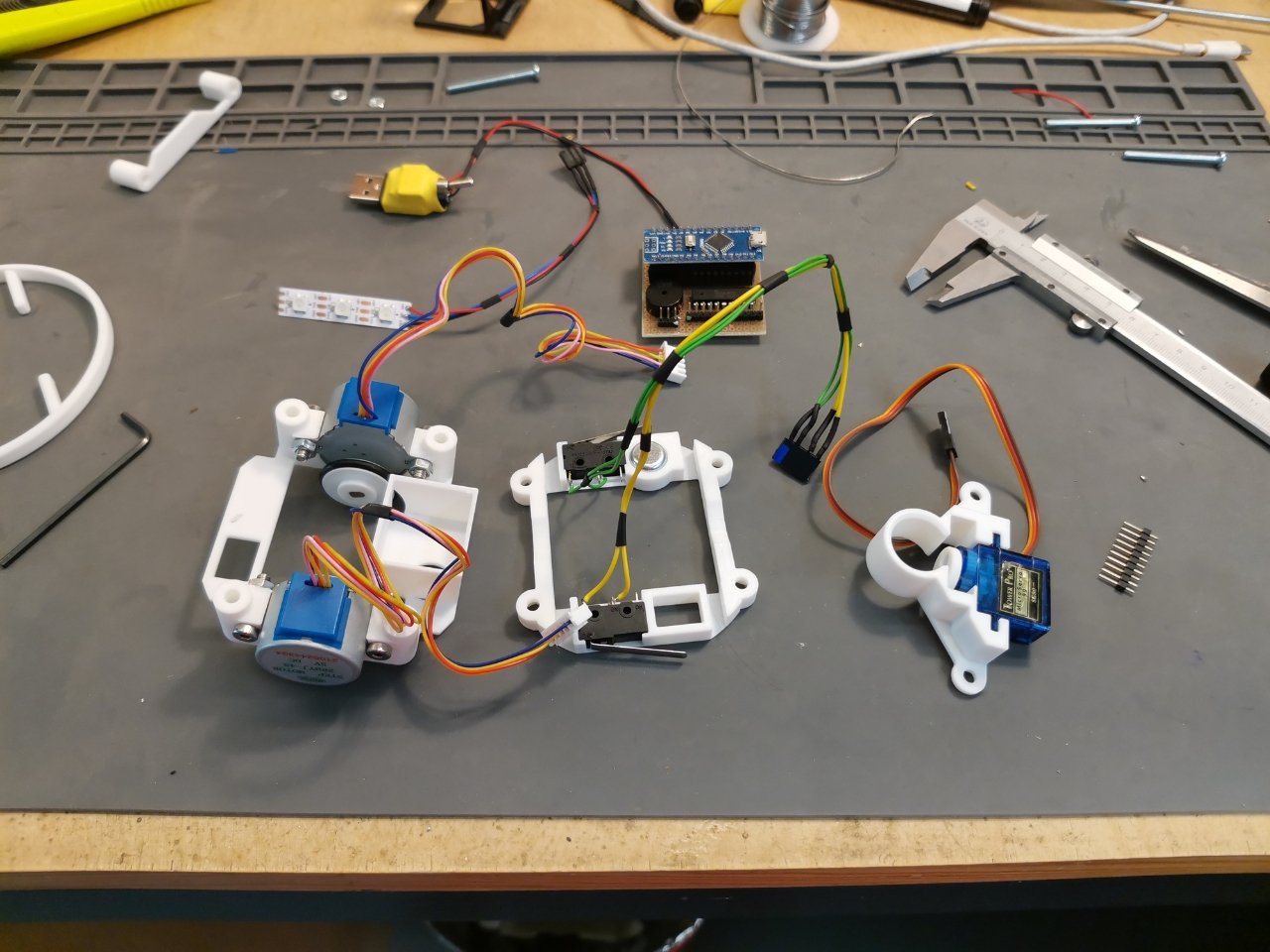 1757342539 706 Comment de petits robots revolutionnent lart dans une usine robotisee - plare.