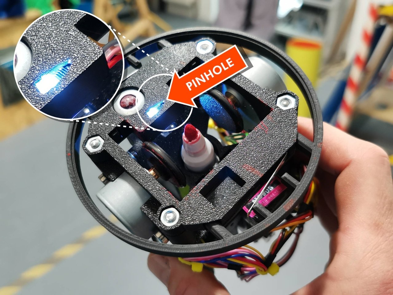 1757342539 985 Comment de petits robots revolutionnent lart dans une usine robotisee - plare.