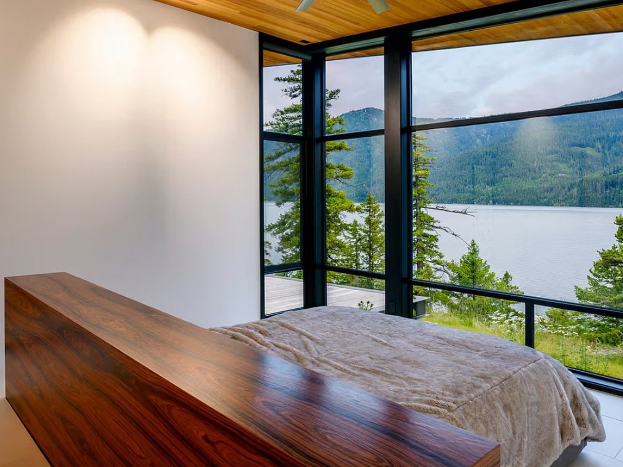 1757375244 470 Decouvrez Cette Cabane Au Bord du Lac a Washington - plare.