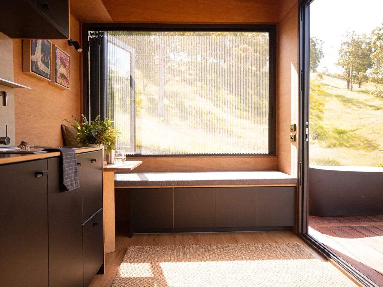 1757526703 670 Decouvrez Cette Tiny House Etonnante avec un Mur dEscalade a - plare.