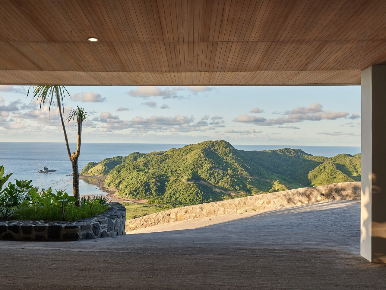 1757856135 525 Decouvrez Comment Cette Villa Surplombant la Cote Indonesienne A Transforme - plare.