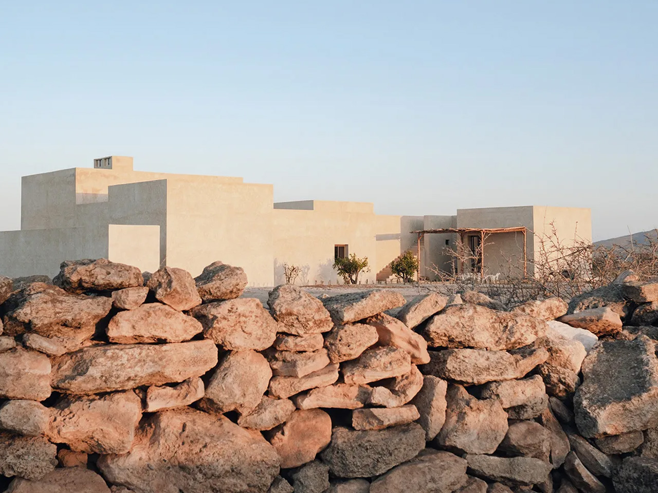 1757878086 236 Decouvrez cette Villa Marocaine Minimaliste qui Reste Confortable Toute lAnnee - plare.