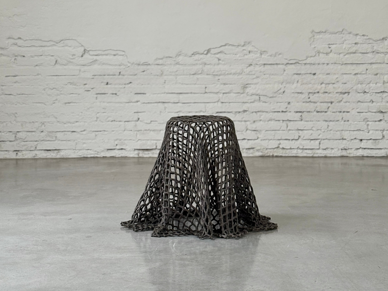 1758389109 32 Decouvrez la Collection de Chaises Permanent Souls LArt qui - plare.