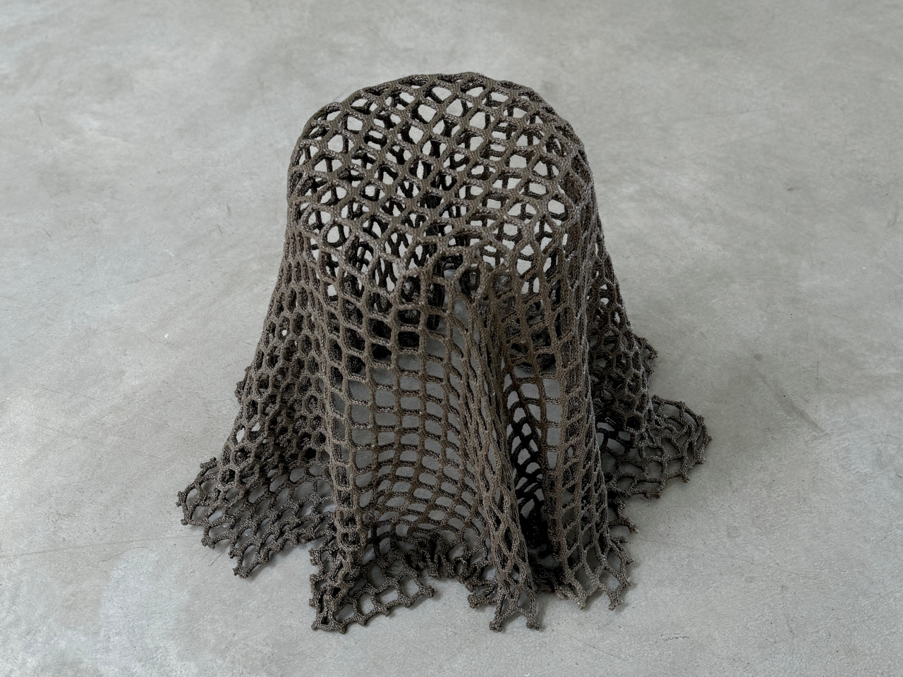 1758389114 4 Decouvrez la Collection de Chaises Permanent Souls LArt qui - plare.