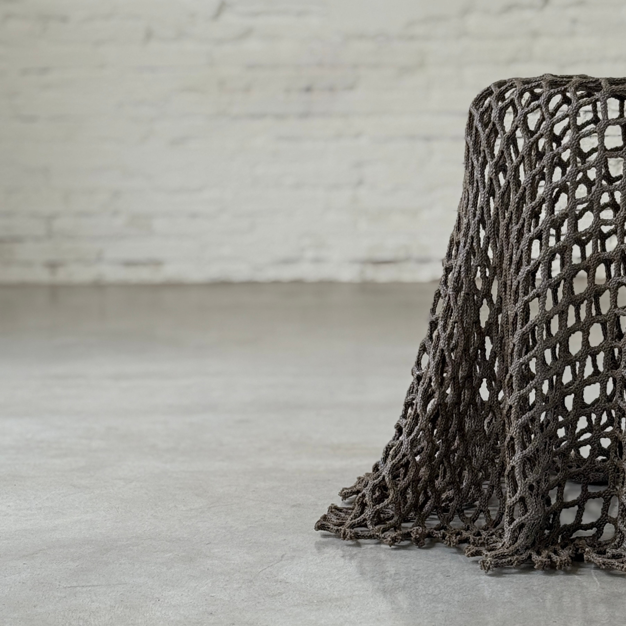 1758389115 650 Decouvrez la Collection de Chaises Permanent Souls LArt qui - plare.