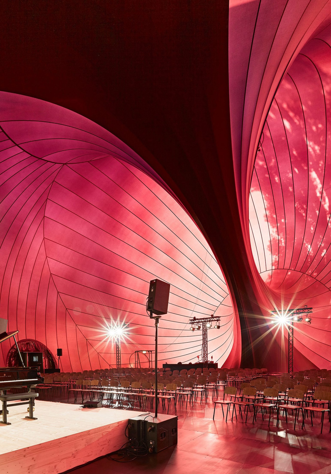 1758576693 136 Decouvrez le Premier Concert Hall Gonflable au Monde Un - plare.