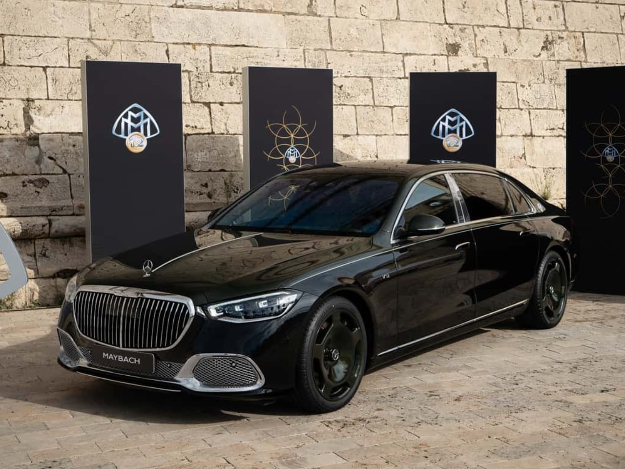 1758822064 855 Decouvrez la Mercedes Maybach V12 Edition 50 voitures exclusives en - plare.