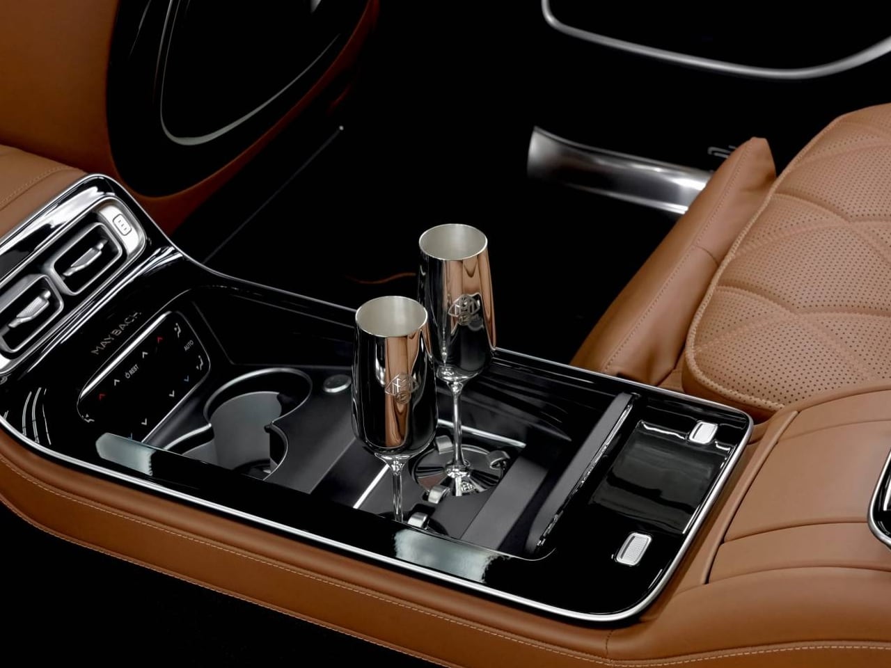 1758822065 180 Decouvrez la Mercedes Maybach V12 Edition 50 voitures exclusives en - plare.