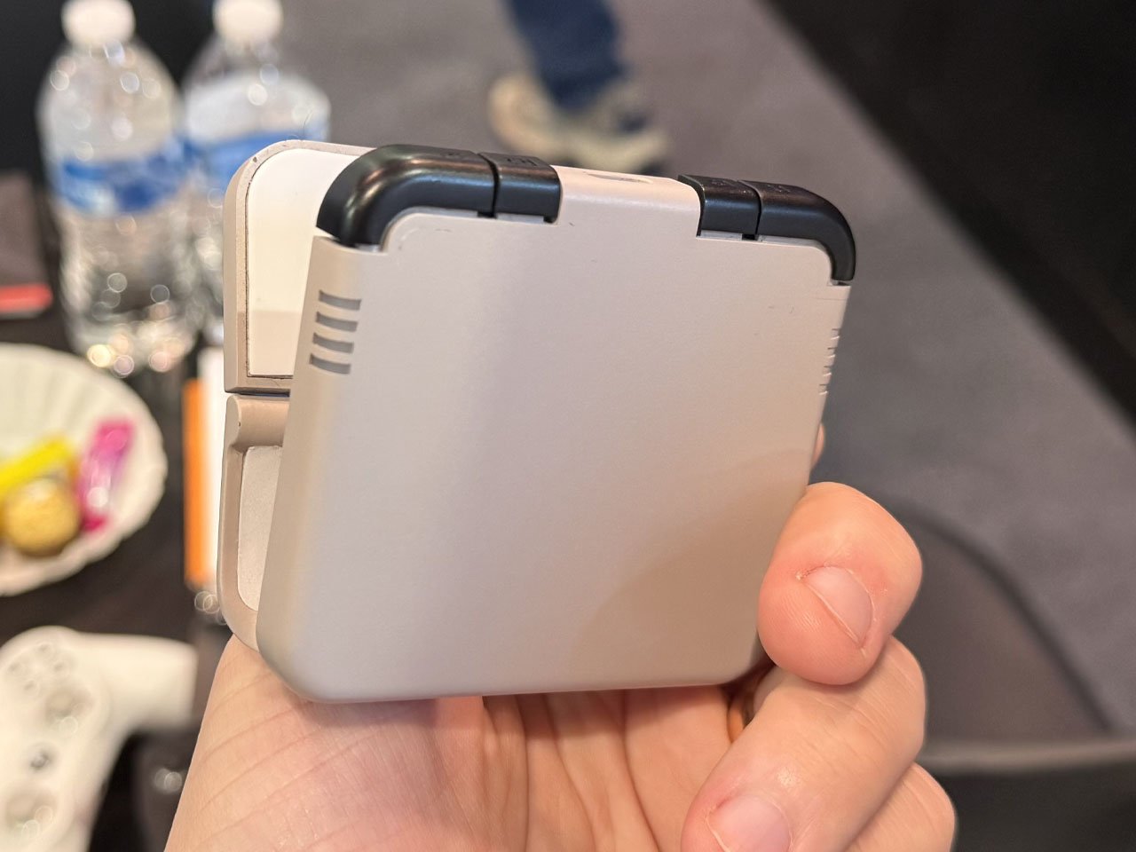 1758979822 172 Decouvrez le Mini Controleur Inspire du Game Boy de GameSir - plare.