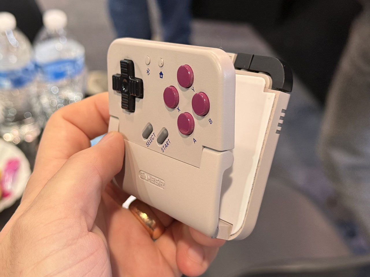 1758979822 605 Decouvrez le Mini Controleur Inspire du Game Boy de GameSir - plare.