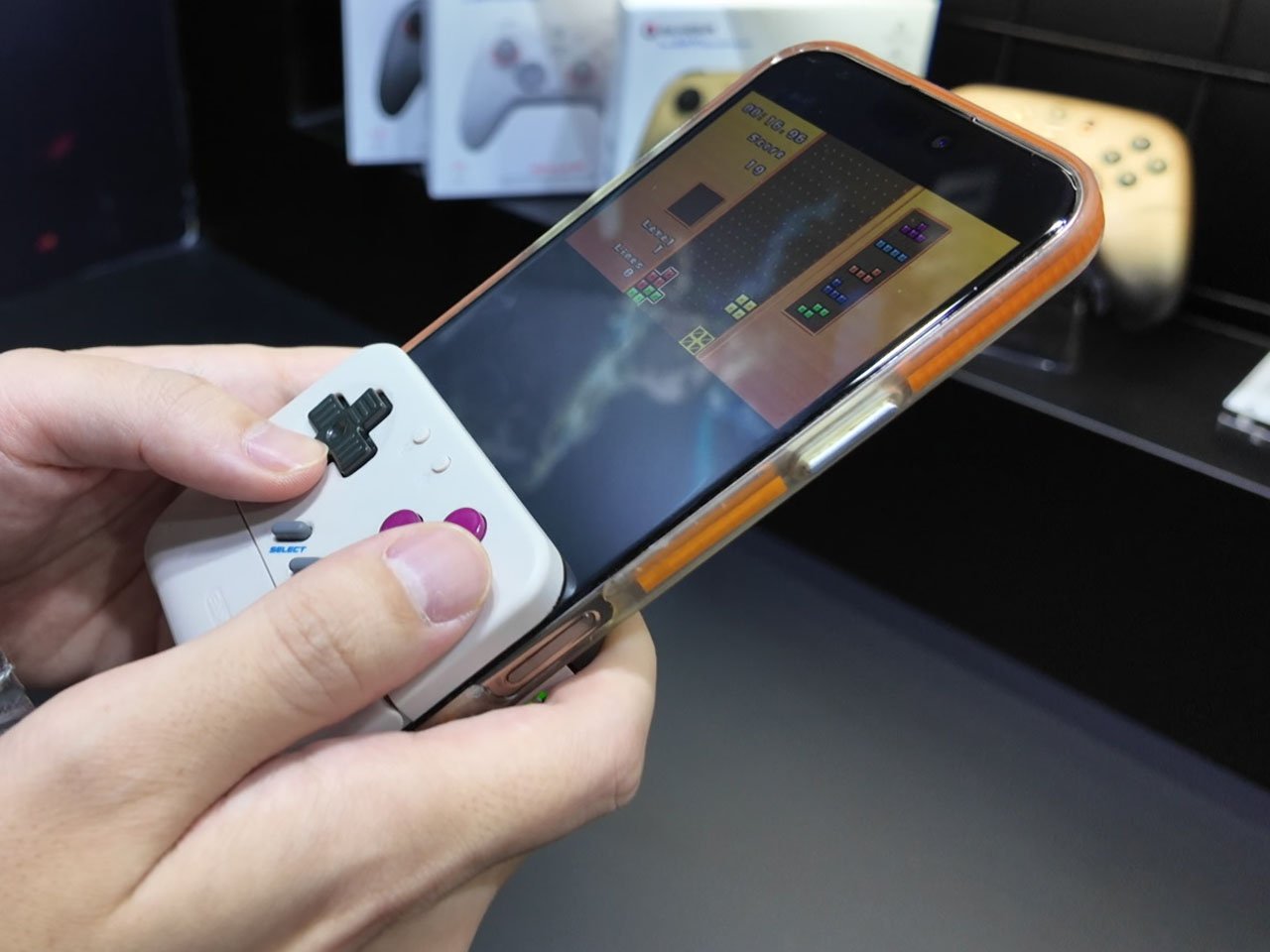 1758979823 174 Decouvrez le Mini Controleur Inspire du Game Boy de GameSir - plare.