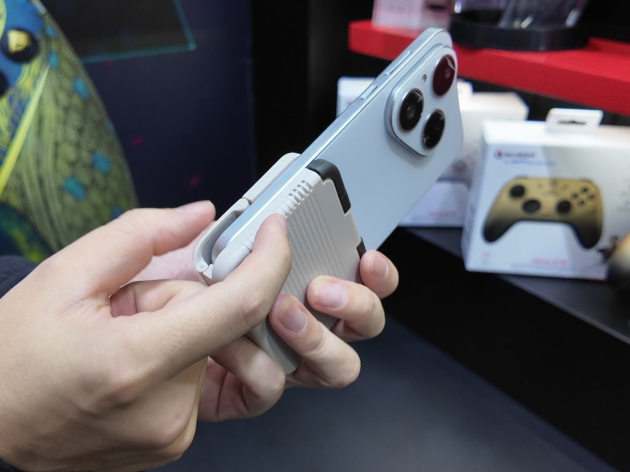 1758979823 806 Decouvrez le Mini Controleur Inspire du Game Boy de GameSir - plare.