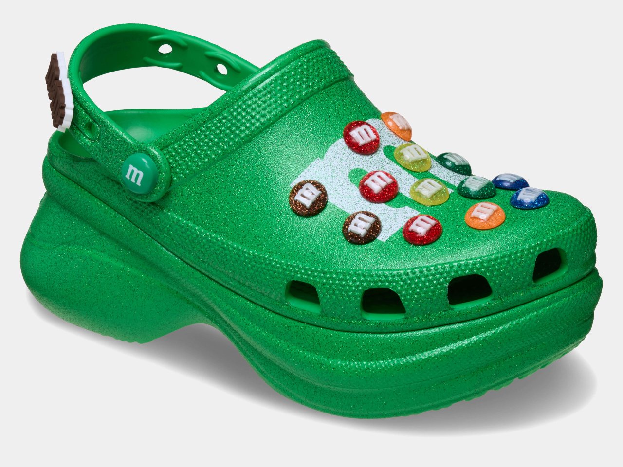 1759137124 555 MMs et Crocs Unissent leurs Forces Decouvrez les Sabots - plare.