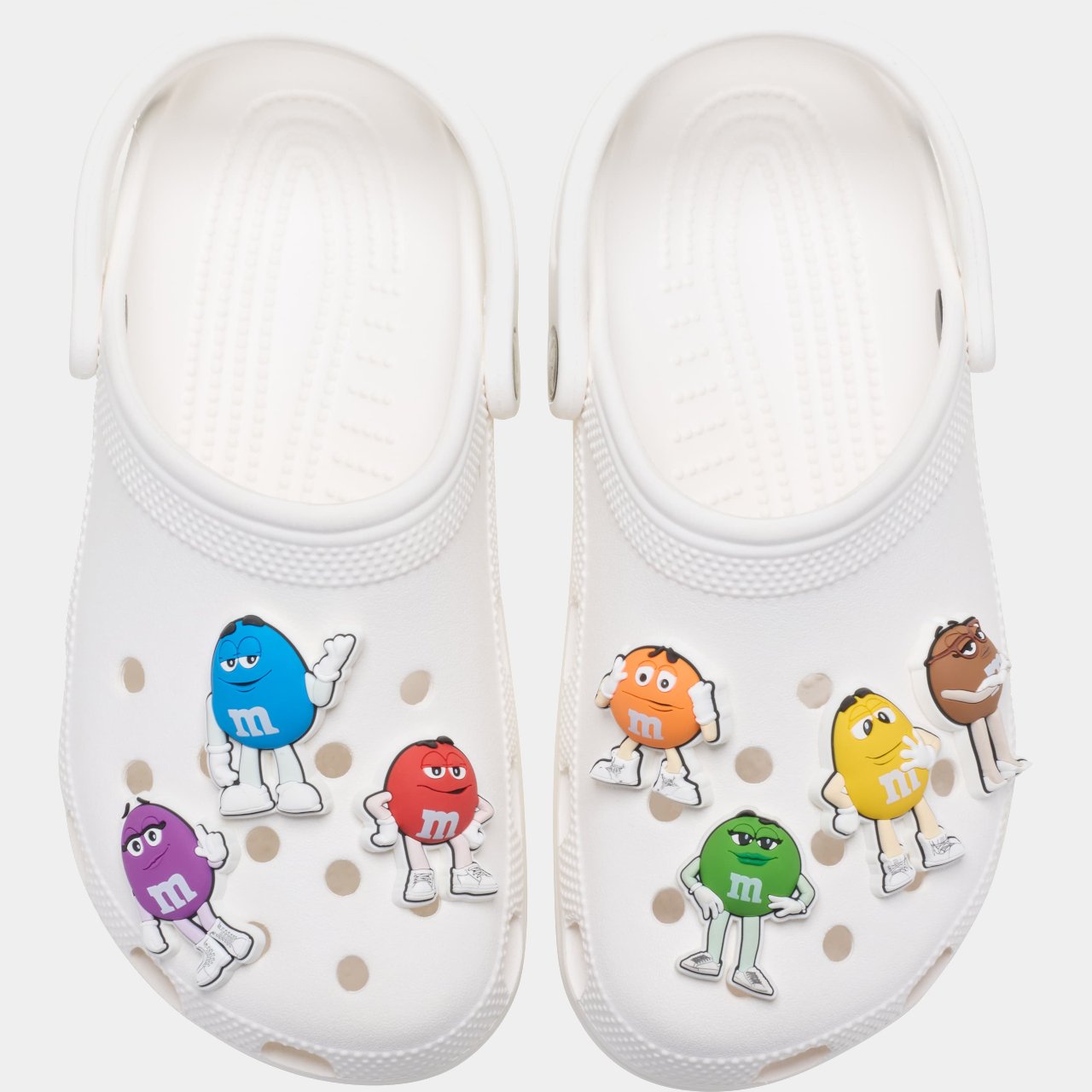 1759137124 637 MMs et Crocs Unissent leurs Forces Decouvrez les Sabots - plare.