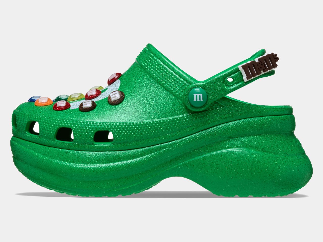 1759137124 827 MMs et Crocs Unissent leurs Forces Decouvrez les Sabots - plare.