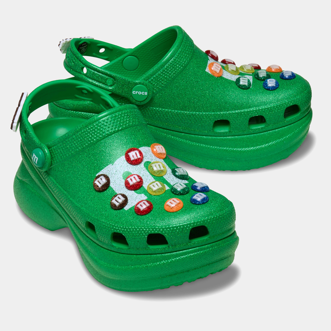 1759137126 430 MMs et Crocs Unissent leurs Forces Decouvrez les Sabots - plare.