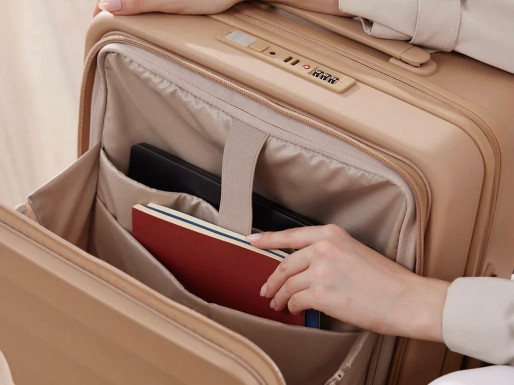 Découvrez la Valise Révolutionnaire : Un Poignée qui Transporte Votre Café, Votre Smartphone et Votre Manteau!