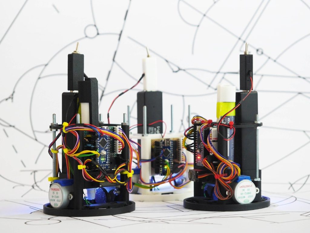 Comment de petits robots révolutionnent l’art dans une usine robotisée : Découvrez leurs créations étonnantes !