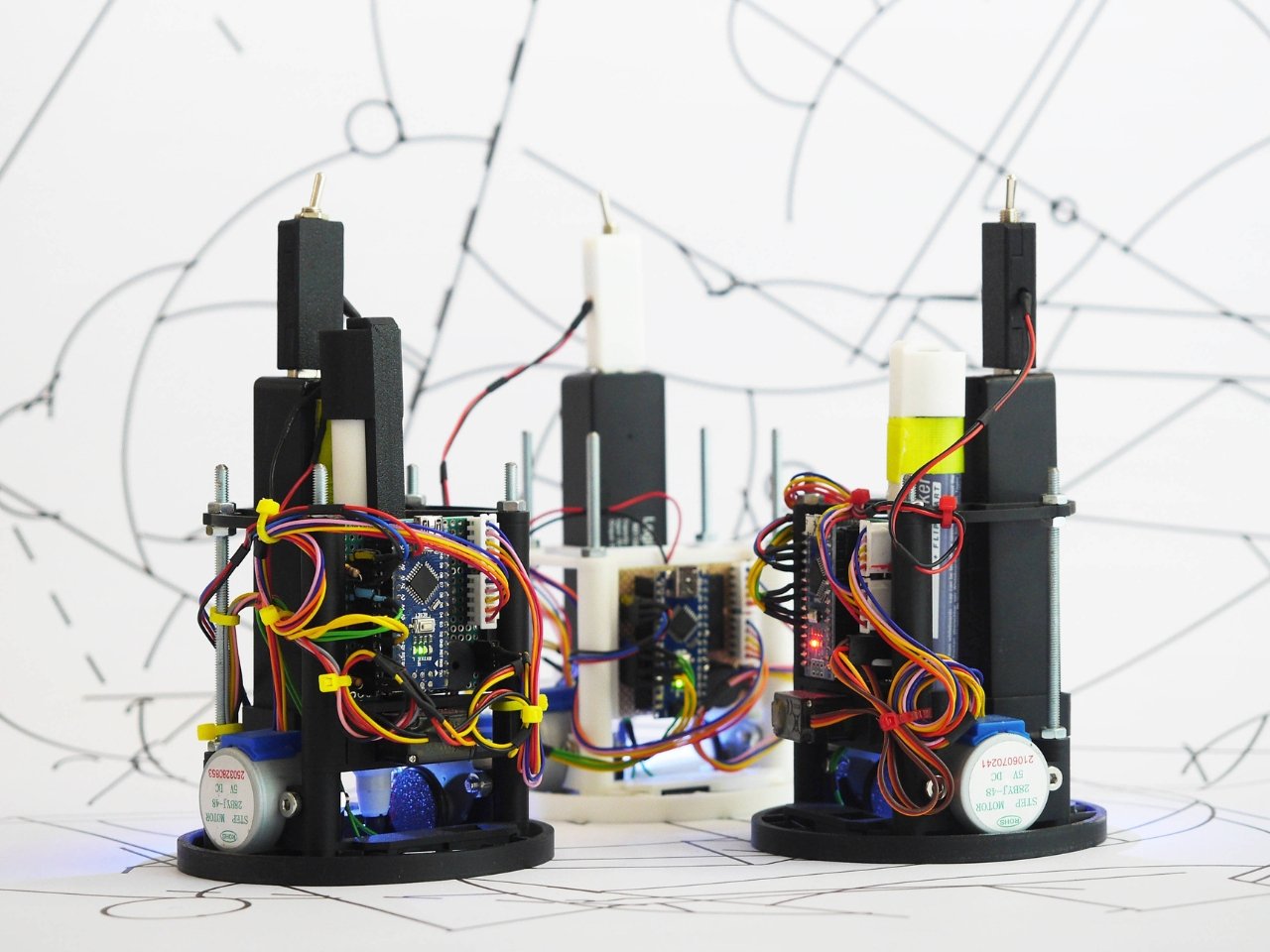 Comment de petits robots revolutionnent lart dans une usine robotisee - plare.